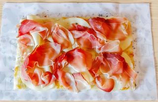 Speck e provola un quarto di teglia 