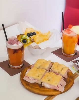 Due aperitivi e una focaccia a scelta