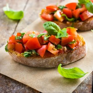Bruschetta pomodoro secco, stracciatella e scaglie di pomodoro croccante