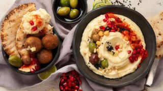 Piatto vegano con patatine fresche