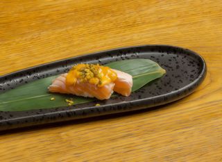 Nigiri spicy salmon flambè 2 pezzi