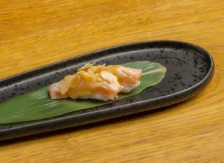 Nigiri sweet salmon flambè 2 pezzi