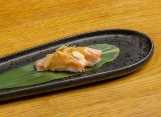 Nigiri sweet salmon flambè 2 pezzi