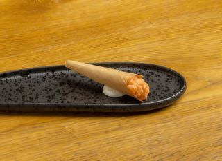 Temaki crispy spicy salmon