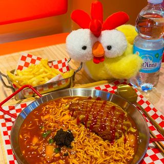 Ramen coreano con cotoletta e gnocchi