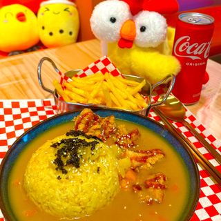 Riso al curry con pollo fritto