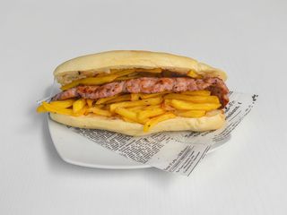 Panino con patate e salsiccia