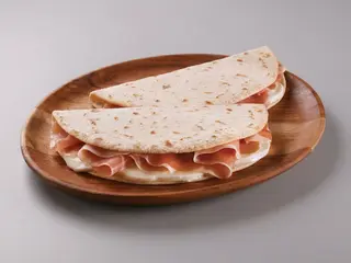 Schiacciata piada crudo
