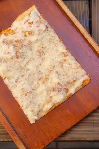 Pizza cacio e pepe in teglia