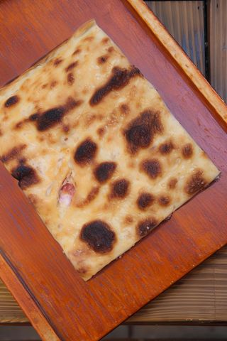 Pizza ripiena cotto e mozzarella in teglia