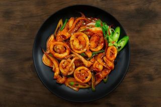 Mazzancolle e calamari in salsa piccante