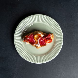 cornetto all'italiana con ricotta di bufala,bufalo marinato e crema di pomodorini confit