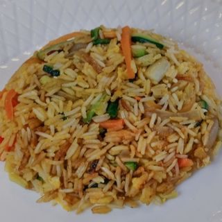 Riso salato con verdure e uovo