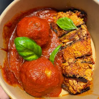 Porzione con 2 polpette al ragù e parmigiana + pane