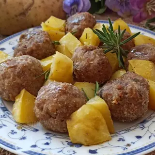 Porzione con 2 Polpette fritte e patate al forno + pane