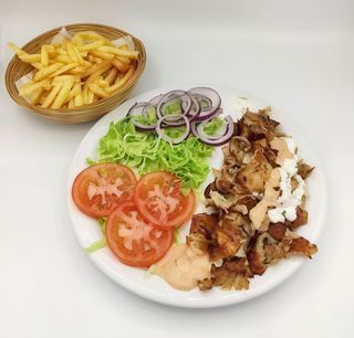 Piatto kebab patate e verdure