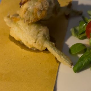 Fiore di zucca pastellato ricotta di pecora e gambero bianco