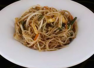 Spaghetti di riso con verdure