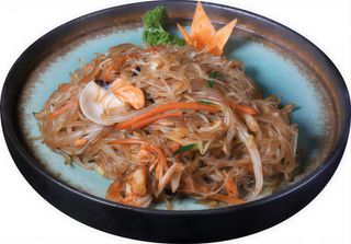 Spaghetti di soia con frutti di mare