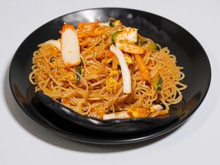 Spaghetti di riso con frutti di mare