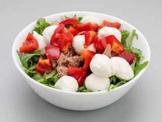 Insalata mista con pomodorini, tonno e mozzarella
