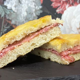 Focaccia con salame 