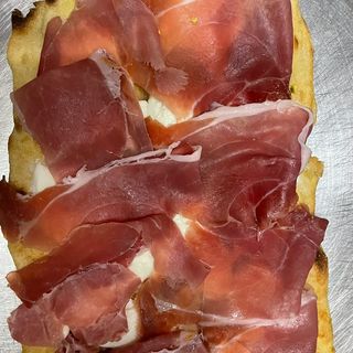 Pinsa con prosciutto di Parma e mozzarella fresca 