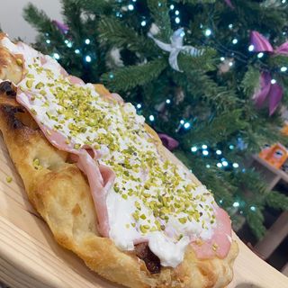 Pinsa mortadella burrata e granella di pistacchio 