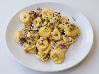 Tortellini panna, prosciutto e funghi