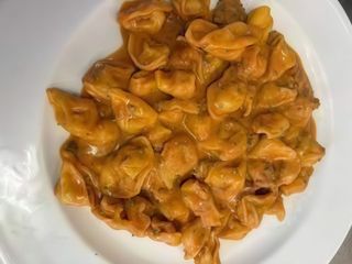 Tortellini ragù e panna