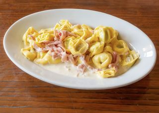 Tortellini panna e prosciutto