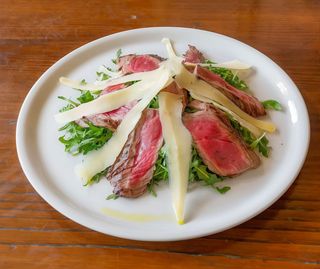 Tagliata con rucola e grana