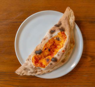 Calzone con salsiccia e friarielli