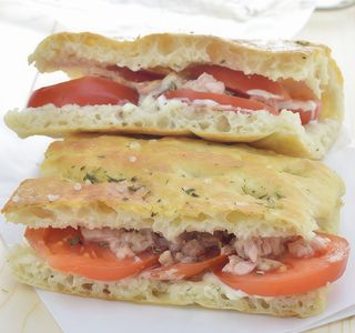 Schiacciatine tonno, pomodoro, insalata e maionese