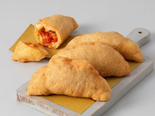 Panzerotto caldo con spianata calabrese