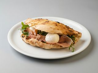 Panino di panzerotto con spianata calabrese