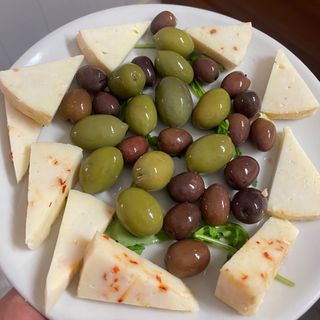 Selezione di formaggi di pecora e olive itrane