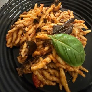 Fusilli di pasta fresca alla siciliana