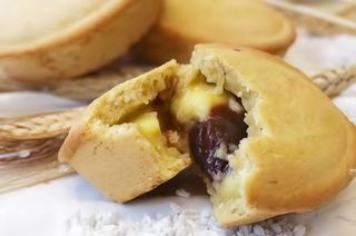 Pasticciotto ripieno alla crema amarena