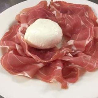 Crudo e mozzarella di bufala