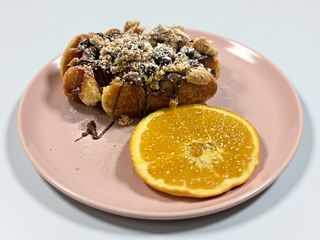 Waffle con nutella e crumble di biscotto