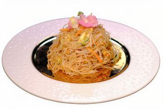 Spaghetti di riso con pollo