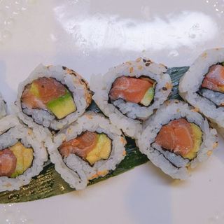 uramaki salmone