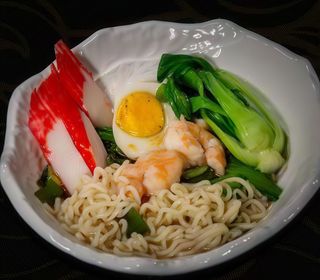 Ramen con pollo e verdure miste