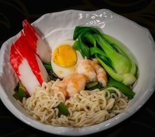Ramen con gamberi e verdure miste