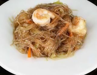 Spaghetti di riso con gamberi