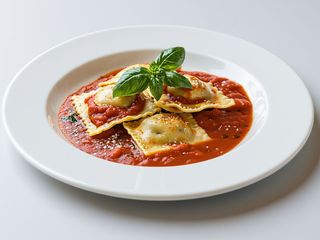 Ravioli con salsa di pomodoro e basilico