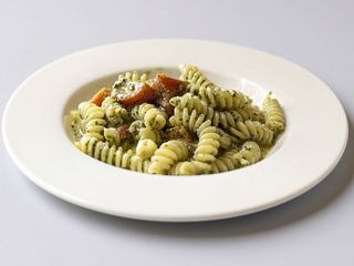 Pasta fresca produzione propria fredda con pesto e pomodorini