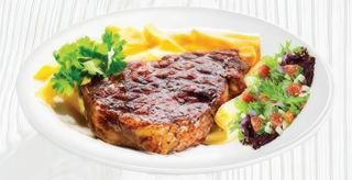 Bistecca alla griglia con patate e insalata