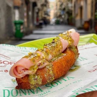 1 pezzo di crocchè di patata con mortadella granella e crema di pistacchio  